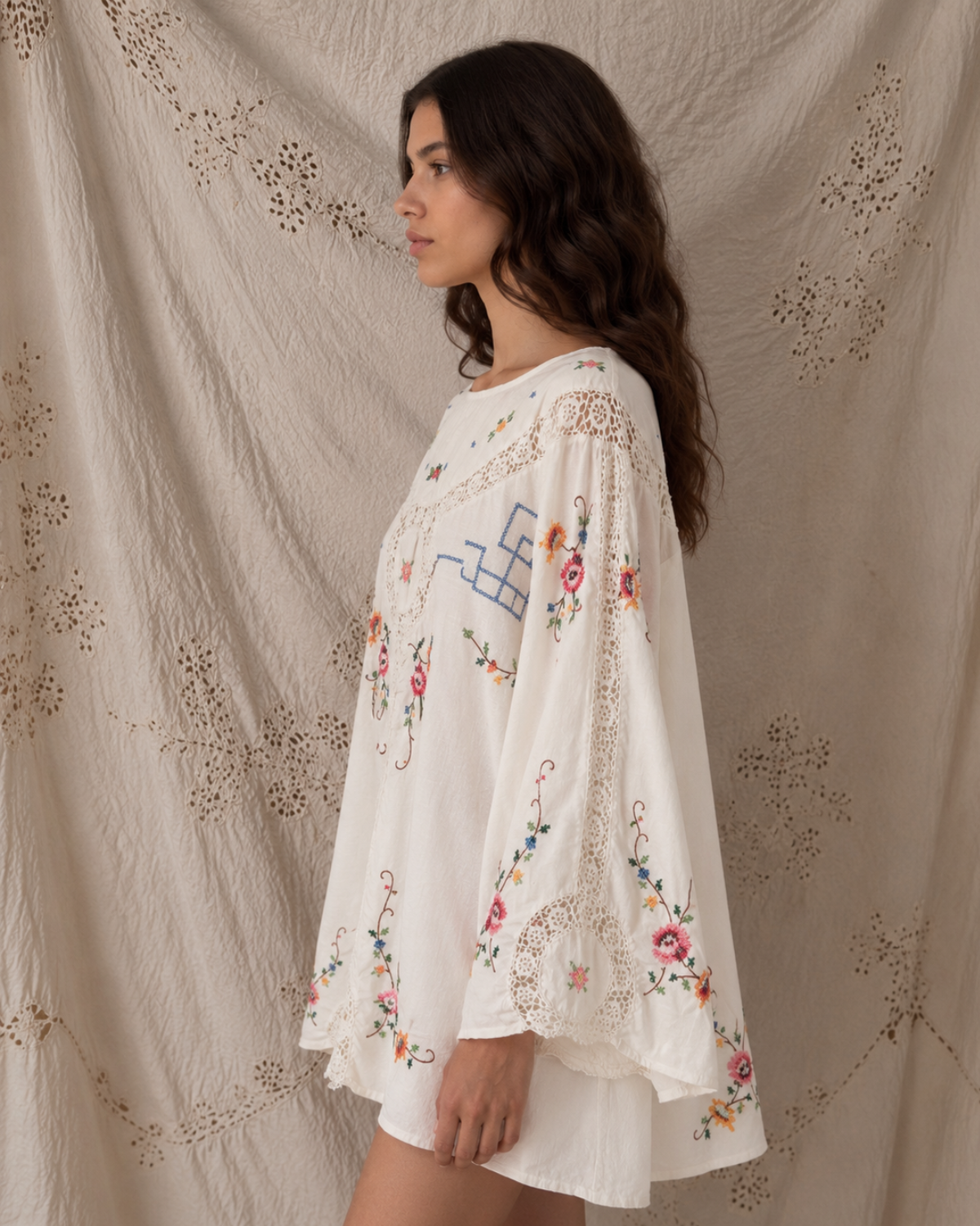 Vestido capa upcycling bordado