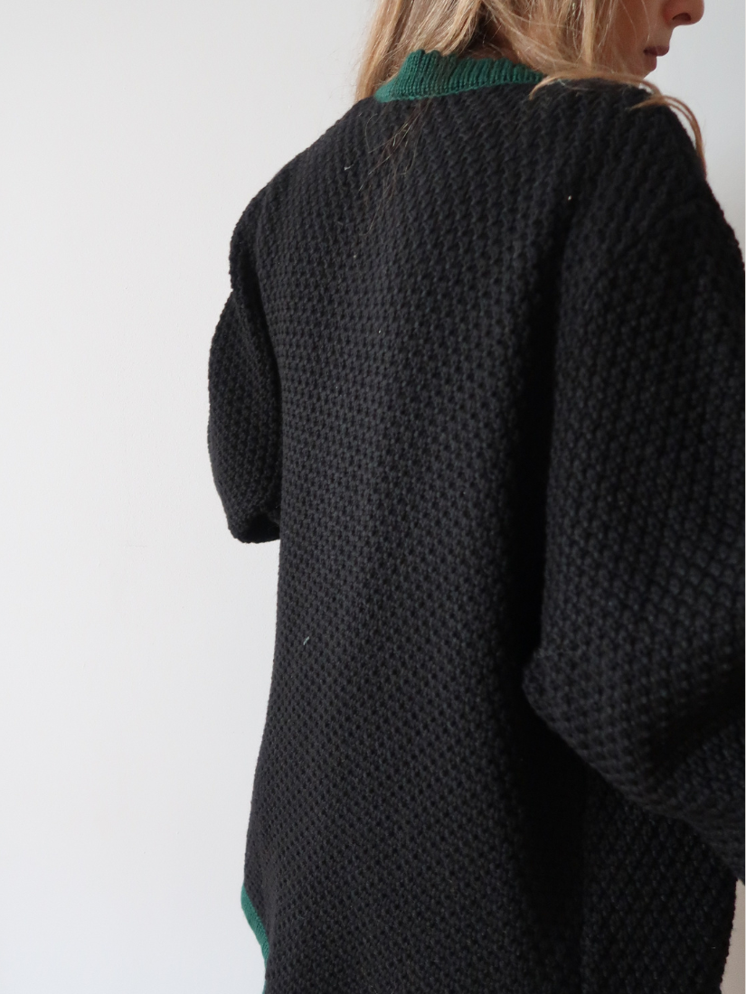 Chaqueta austriaca de punto negra con vivos verdes — Lana virgen