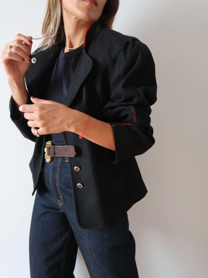 Chaqueta austriaca gris de punto con ribetes rojos — Lana virgen