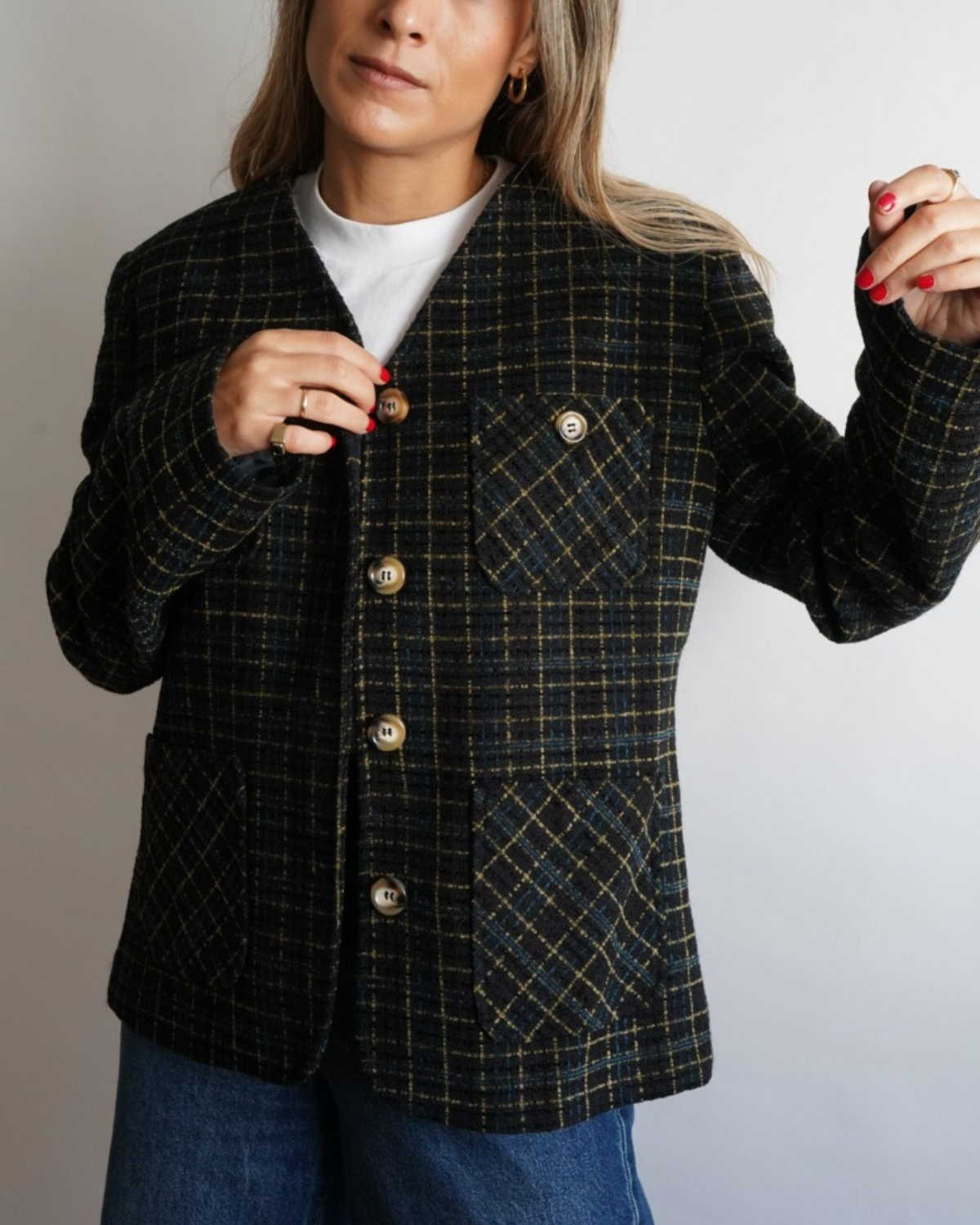 chaqueta vintage cuadros oscuros con botones dorados