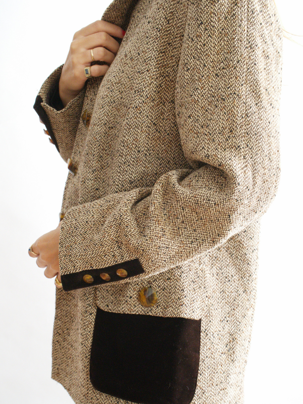 Chaqueta vintage beige con cuello y puños de terciopelo — estilo británico clásico