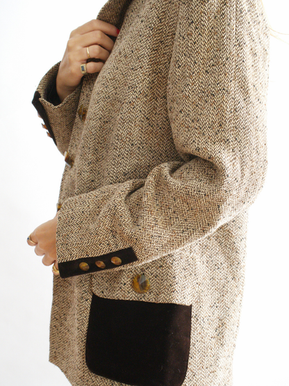 Chaqueta vintage beige con cuello y puños de terciopelo — estilo británico clásico