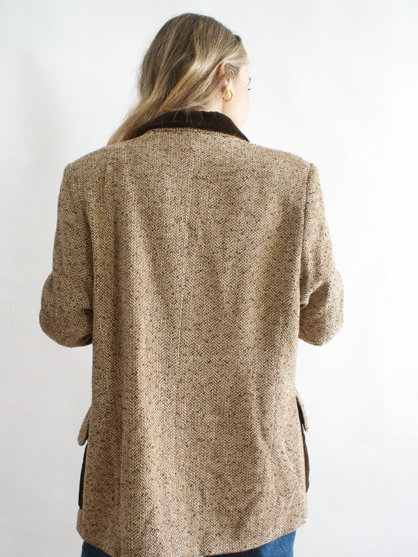 Chaqueta vintage beige con cuello y puños de terciopelo — estilo británico clásico