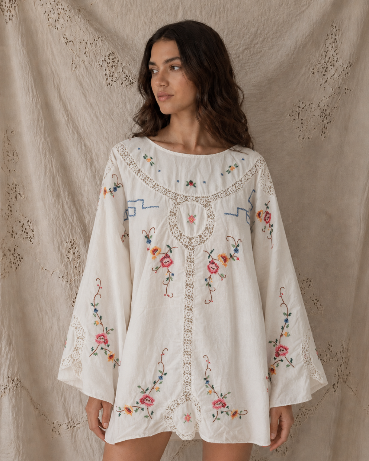 Vestido capa upcycling bordado