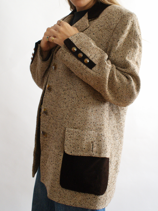 Chaqueta vintage beige con cuello y puños de terciopelo — estilo británico clásico