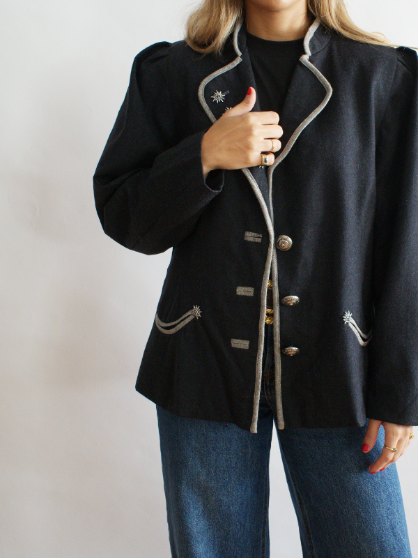 Chaqueta vintage negra austriaca con bordados