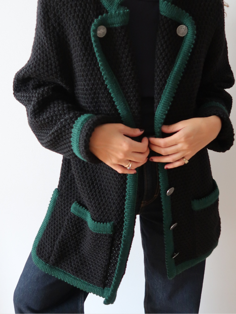 Chaqueta austriaca de punto negra con vivos verdes — Lana virgen