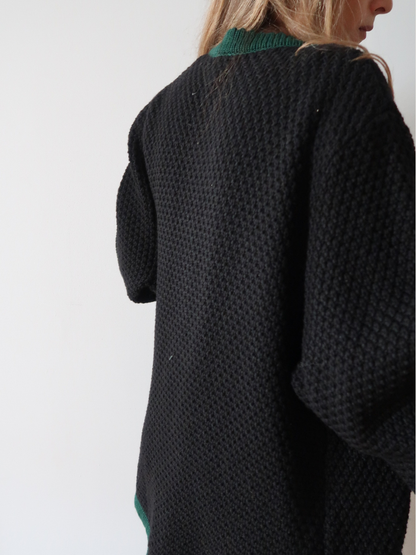 Chaqueta austriaca de punto negra con vivos verdes — Lana virgen