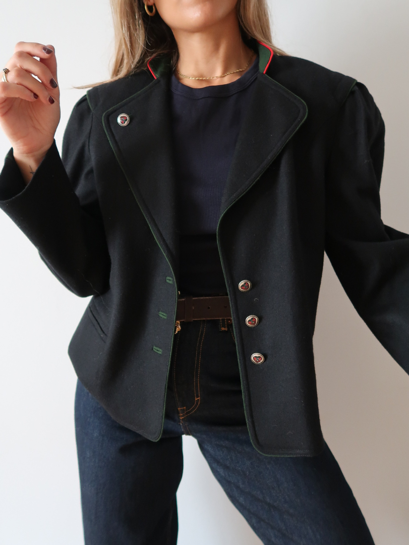 Chaqueta austriaca gris de punto con ribetes rojos — Lana virgen