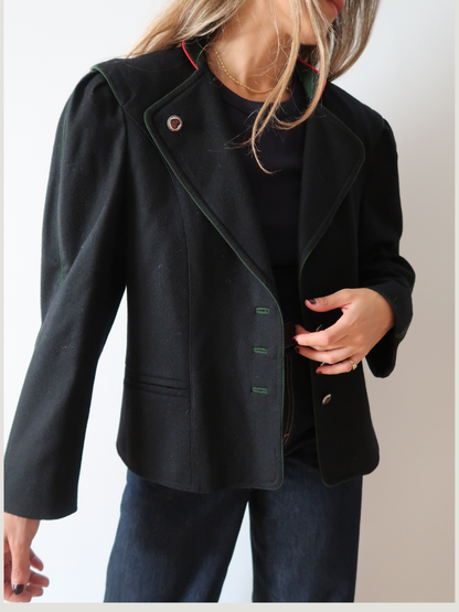 Chaqueta austriaca gris de punto con ribetes rojos — Lana virgen