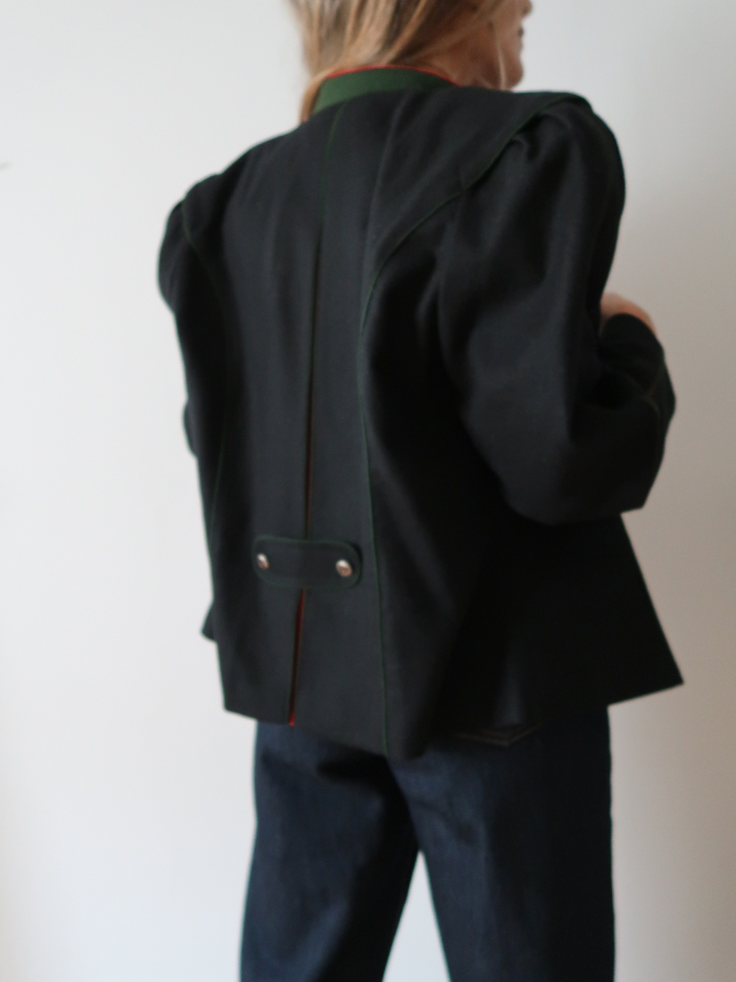 Chaqueta austriaca gris de punto con ribetes rojos — Lana virgen