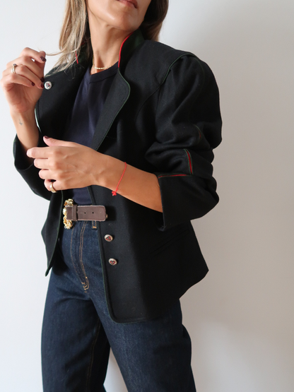 Chaqueta austriaca gris de punto con ribetes rojos — Lana virgen