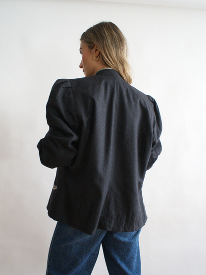 Chaqueta vintage negra austriaca con bordados