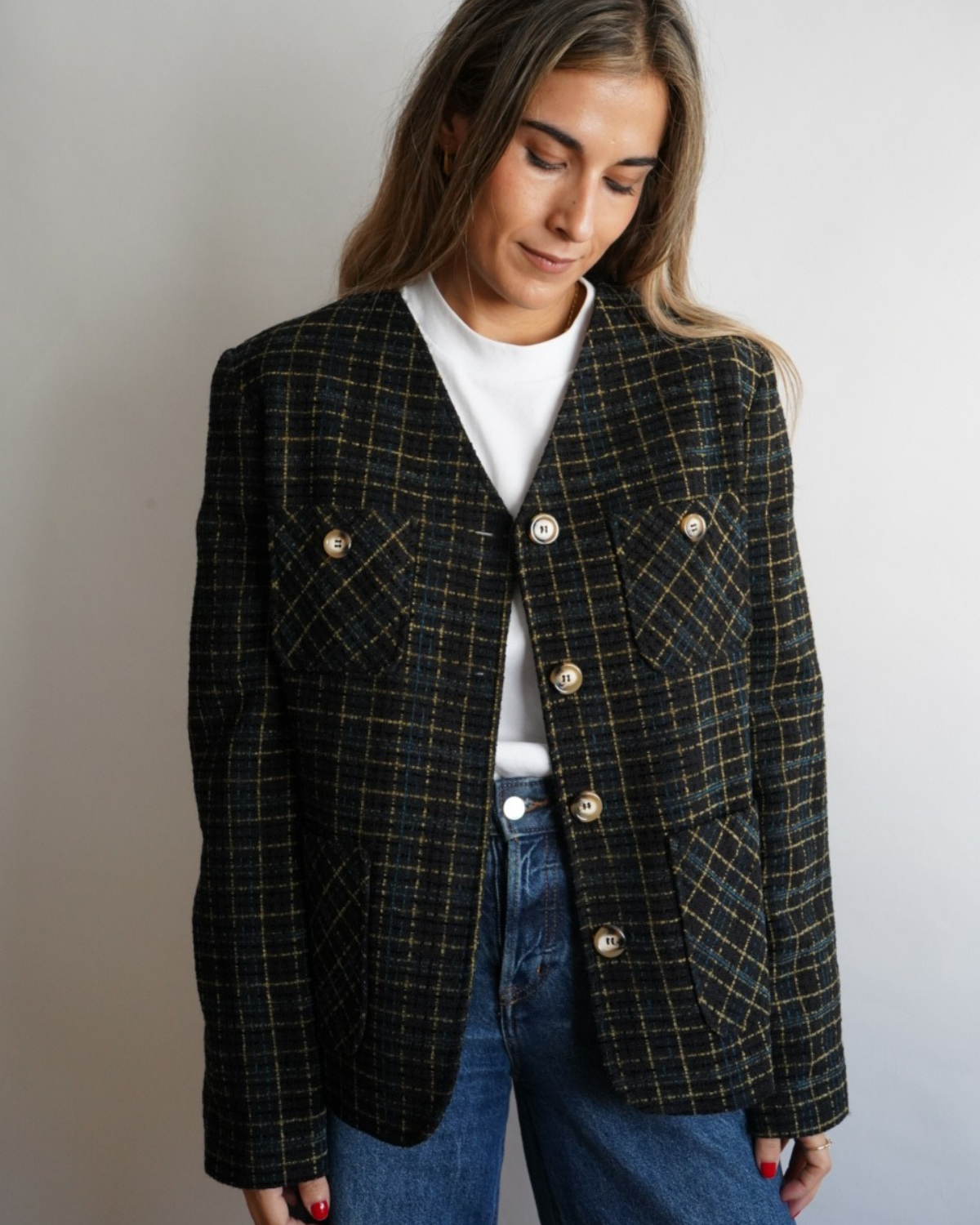 chaqueta vintage cuadros oscuros con botones dorados