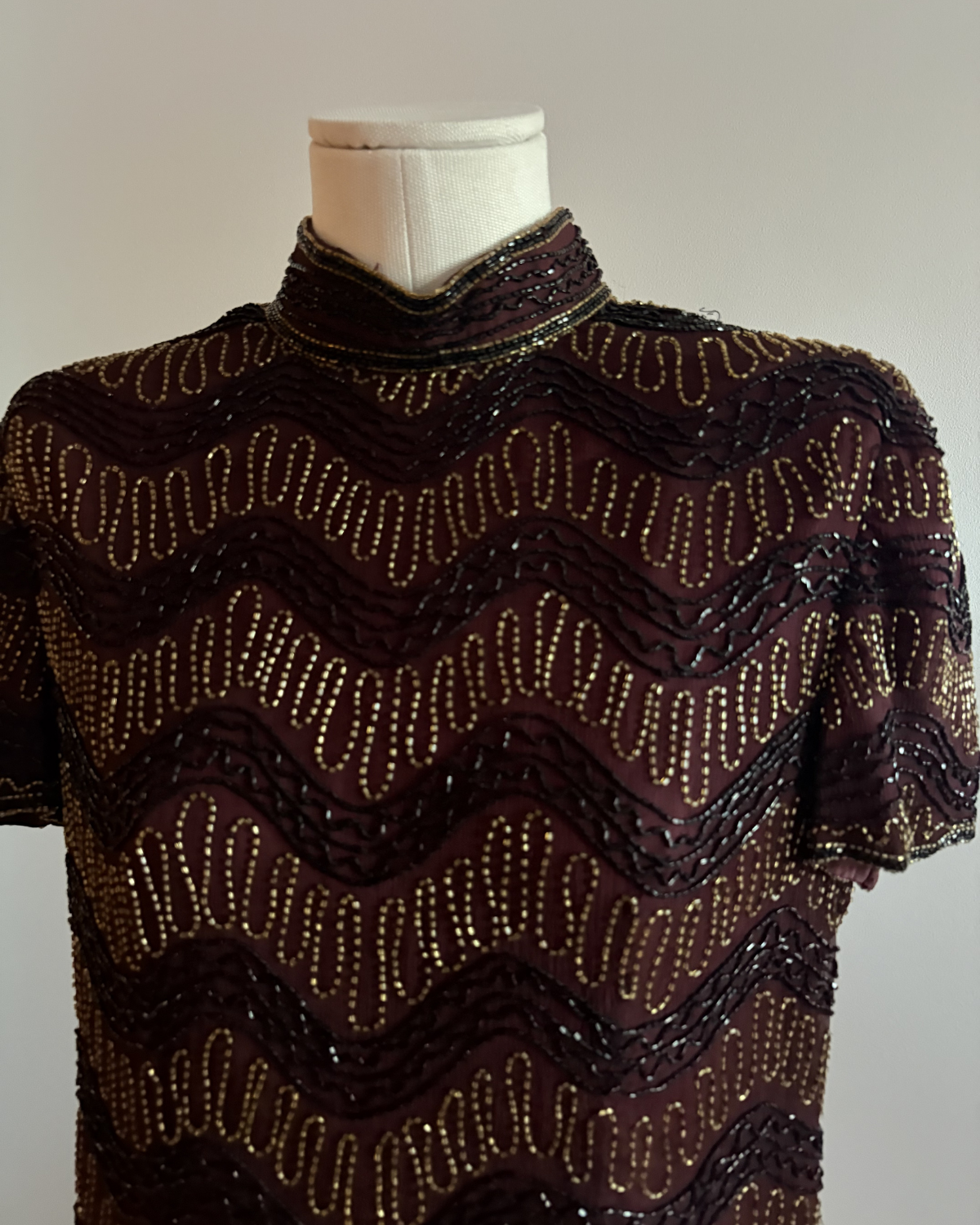 Blusa vintage de seda bordado de piedras