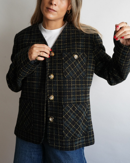chaqueta vintage cuadros oscuros con botones dorados