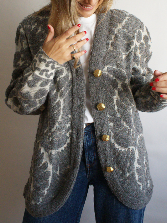 Chaqueta de punto gris botones joya