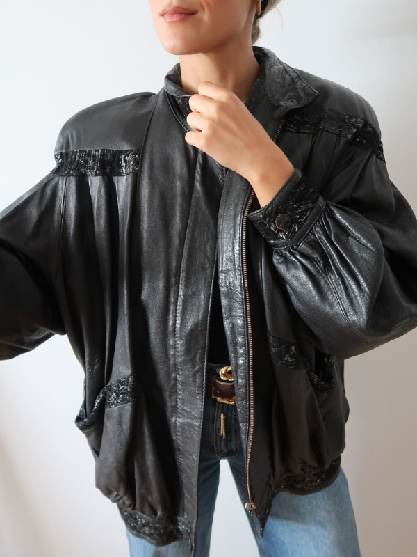 Cazadora de cuero vintage con detalles brocados