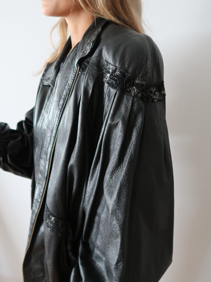 Cazadora de cuero vintage con detalles brocados