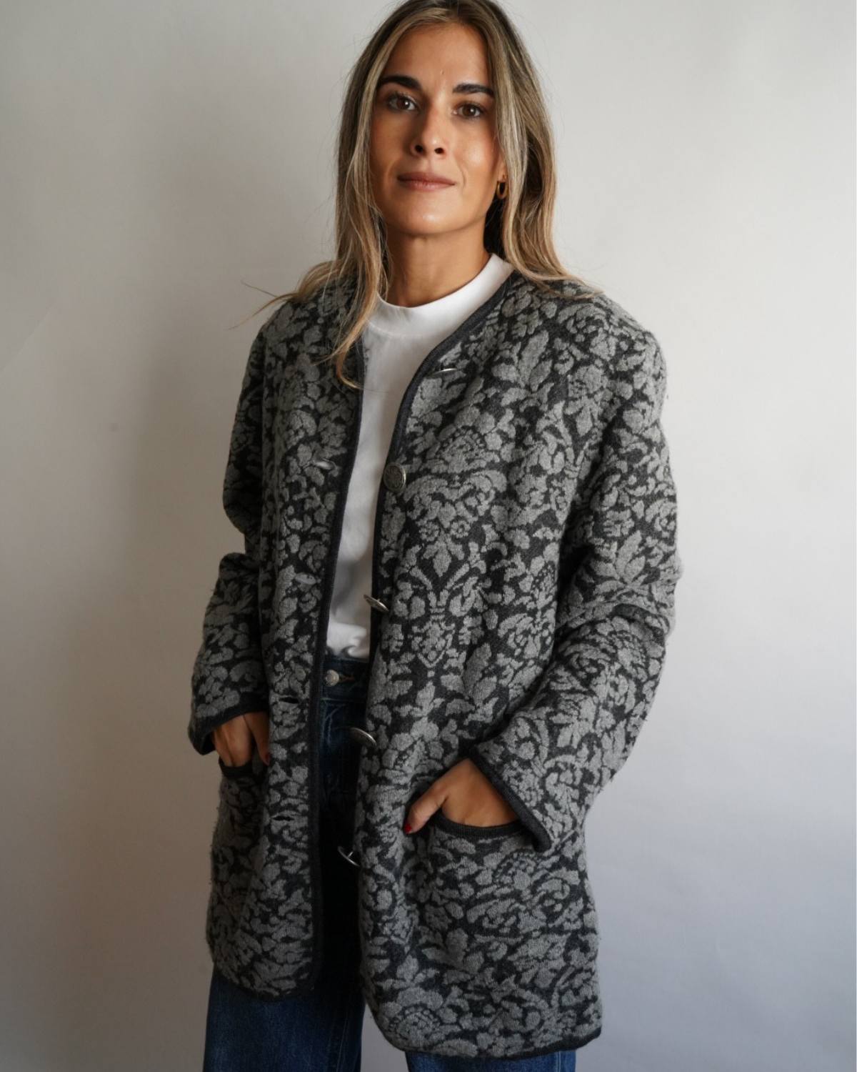 Chaqueta austriaca gris jacquard floral