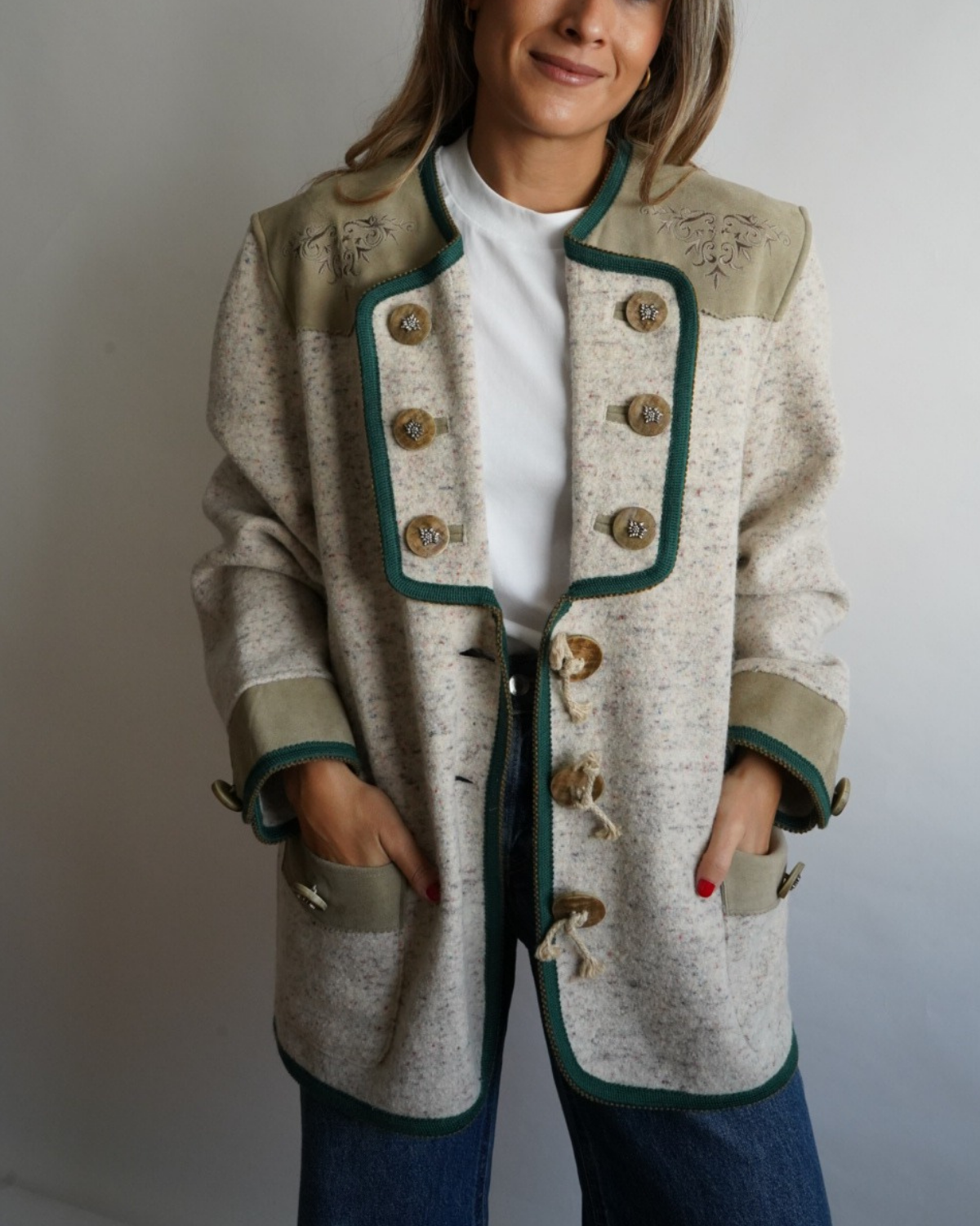 chaqueta austriaca beige con detalles en verde