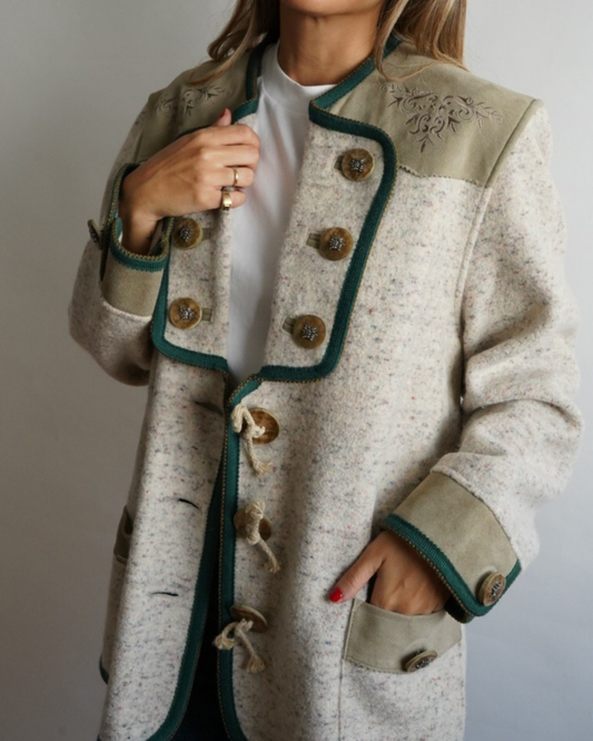 chaqueta austriaca beige con detalles en verde