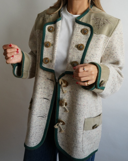 chaqueta austriaca beige con detalles en verde