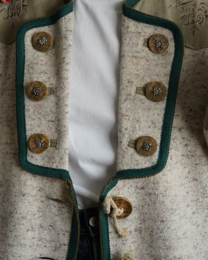 chaqueta austriaca beige con detalles en verde