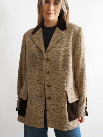 Chaqueta vintage beige con cuello y puños de terciopelo — estilo británico clásico