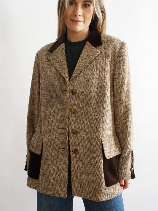Chaqueta vintage beige con cuello y puños de terciopelo — estilo británico clásico